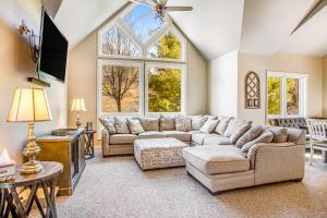 uma sala de estar com um sofá e uma televisão em The Whimsical Wayfarer em Lake Harmony