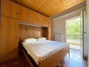 ein großes Bett in einem Zimmer mit Fenster in der Unterkunft La Grande Casa Di Montagna in Castel di Sangro
