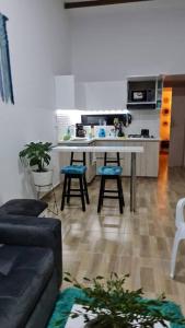 a kitchen with a table and chairs in a living room at Home Eliz El espacio perfecto in Cartago