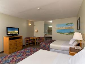 Sierra Sands Family Lodge في ميرز: غرفة فندقية بسريرين وتلفزيون بشاشة مسطحة