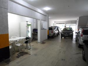 eine leere Parkgarage mit PKW in der Garage in der Unterkunft Hotel Avenida in Vitória