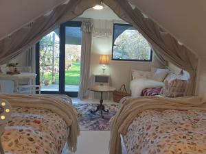 Katil atau katil-katil dalam bilik di Cabins on Tudor bed & breakfast