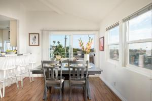 cocina y comedor con mesa y sillas en Sonrisa II by AvantStay Home w Views in Pacific Beach Mins to Belmont Park, en San Diego