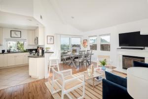 cocina y sala de estar con sofá y mesa en Sonrisa II by AvantStay Home w Views in Pacific Beach Mins to Belmont Park, en San Diego
