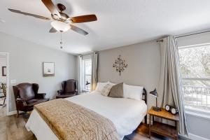 Postel nebo postele na pokoji v ubytování Out in the Wild + 15 fotografií