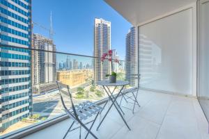 Un balcón o terraza de Maison Privee - Luxury, Spacious, Modern Near Burj Khalifa and Dubai Canal