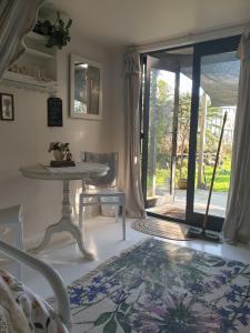 Gambar di galeri bagi Cabins on Tudor bed & breakfast di Motueka