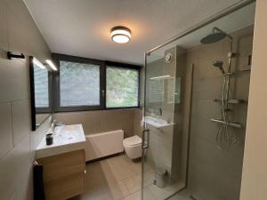 Koupelna v ubytování Cosy energy friendly holiday home in a wooded area in Lochem