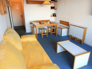 a living room with a couch and a table at Studio confortable avec balcon - Accès pistes ski - FR-1-267-203 in Villarembert
