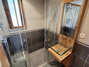 a bathroom with a sink and a shower at Appartement cosy aux Gets, idéal pour la famille, proche pistes et commerces - FR-1-598-104 in Les Gets