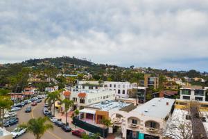 uma vista aérea de uma cidade com uma montanha em Seashore X by AvantStay Chic La Jolla Flat 5mins from the Beach em San Diego