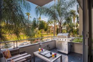 a patio with a grill and a table on a balcony at Balboa I by AvantStay - Stylish Condo Balboa Park Adjacent w Views in San Diego