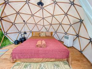 A bed or beds in a room at Cloud Hills Glamping