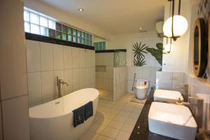 uma casa de banho com uma banheira grande e um WC. em Villa Escarceo em Puerto Galera