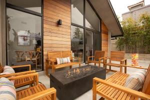 een patio met stoelen en een tafel met een open haard bij Hamilton I by AvantStay Beach House Rooftop Deck Newly Renovated Bungalow in San Diego