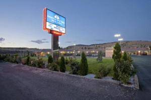 a sign on the side of a road with trees at Americas Best Value Inn & Suites Klamath Falls in Klamath Falls +7 photos