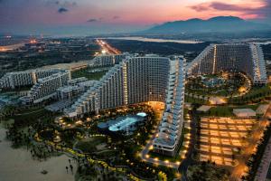 widok z powietrza na duży budynek z oświetleniem w obiekcie The Empyrean Cam Ranh Beach Resort w mieście Cam Ranh