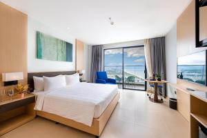 Postel nebo postele na pokoji v ubytování The Empyrean Cam Ranh Beach Resort