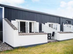 un edificio en blanco y negro con patio en Holiday home Vestervig XXXVI, en Vestervig