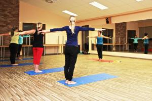a group of women standing in a yoga class at Sportpenzion Pohoda in Pilsen