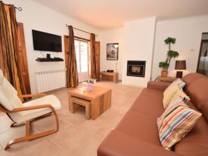 uma sala de estar com um sofá castanho e uma mesa em Luxurious Villa in Caldas da Rainha with Swimming Pool em Salir de Matos