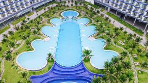 widok z powietrza na basen w ośrodku w obiekcie The Empyrean Cam Ranh Beach Resort w mieście Cam Ranh
