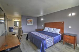 Llit o llits en una habitació de Budget Lodge Churchland
