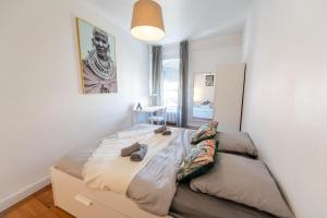 1 dormitorio con 1 cama grande en una habitación en KASA ZAMBEZE - Spacieux - WIFI en Saint-Étienne