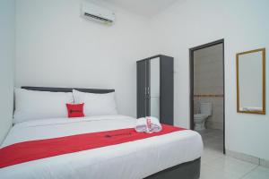 Ein Bett oder Betten in einem Zimmer der Unterkunft RedDoorz near RS Patria IKKT
