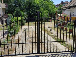 Vonkajšia záhrada v ubytovaní Rákos-patak Family House Garden & Free Parking