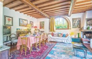 een eetkamer met een tafel en stoelen in een kamer bij Stunning Home In Molino Del Piano Fi With Wifi in Molino del Piano