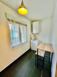 Kuchnia lub aneks kuchenny w obiekcie Studios au quartier pavillonnaire rue d Ambert