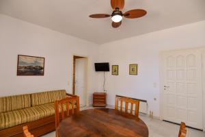 Televízia a/alebo spoločenská miestnosť v ubytovaní Naxos town sea view apartment free parking