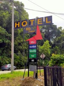 una señal de hotel a un lado de la carretera en RD Legend Hotel, en Port Dickson