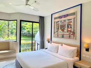 奥南海滩Holiday Style Ao Nang Beach Resort, Krabi的一间带大床的卧室和一个阳台