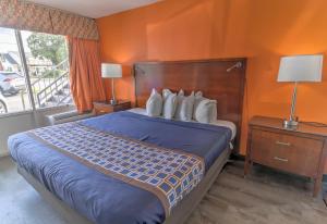 Säng eller sängar i ett rum på White Marlin Inn - Virginia Beach