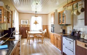 Kuchyň nebo kuchyňský kout v ubytování Gorgeous Home In Vimmerby With Kitchen