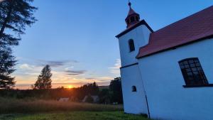 Pohľad na východ alebo západ slnka z penziónu alebo blízkeho okolia