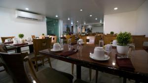Um restaurante ou outro lugar para comer em Olmeca Plaza Urban Express