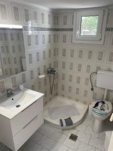 Ένα μπάνιο στο Villa Harris +36 φωτογραφίες