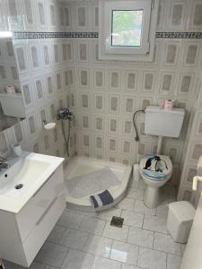 Ένα μπάνιο στο Villa Harris