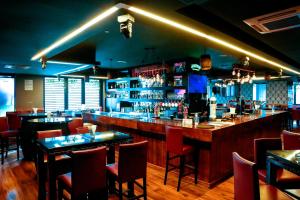 Lounge nebo bar v ubytování Cristal Hotel Abu Dhabi