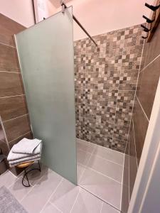 eine Dusche mit Glastür im Bad in der Unterkunft Luxus Citywohnung in Hannover in Hannover