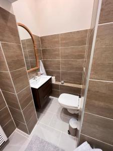 a bathroom with a toilet and a sink at Luxus Citywohnung in Hannover in Hannover