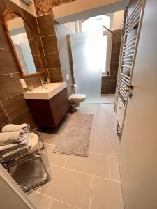 ein Badezimmer mit einem Waschbecken, einem WC und einem Spiegel in der Unterkunft Luxus Citywohnung in Hannover in Hannover