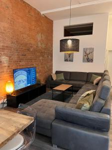 Una sala de estar con un sofá y un televisor. en Luxus Citywohnung in Hannover, en Hannover