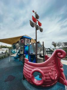 um parque infantil com escorrega num parque em Jervis Bay Holiday Park em Huskisson