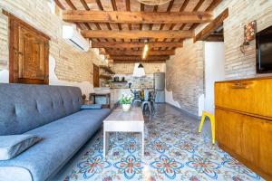 - un salon avec un canapé et une table dans l'établissement Casa rural Mestre, à Deltebre