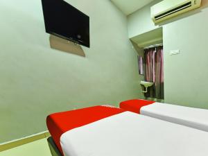 een kamer met een bed en een flatscreen-tv bij OYO 90138 Hotel Elwarda Klcity in Kuala Lumpur