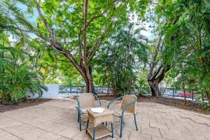 En hage utenfor Harbourside Pool Escape with Leafy Alfresco Patio